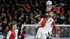 Sparanský stoper Filip Panák hlavikuje v souboji s Tomáem Chorým ze Slavie.