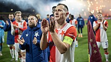 Slávisté s kapitánem Janem Boilem dkují fanoukm za podporu v derby proti...