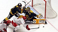 Litvínovský branká Pavel ajan zasahuje ped tineckým útoníkem Ondejem...