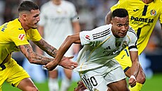 Útoník Kylian Mbappé z Realu Madrid se snaí vysmýknout Rafu Marínovi z...