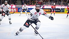 Sparanský útoník Roman Horák bhem utkání hokejové Ligy mistr s Curychem