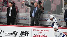 Trenér Jon Cooper rozdává pokyn z osielé stídaky hokejist Tampy.