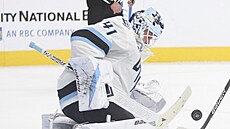 �eský branká� Vítek Van��ek v akci v dresu Utahu