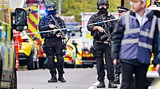 Policisté zasahují na míst inu po incidentu ped synagogou v britském...