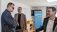 Motoristé se seli na ustavující schzi poslaneckého klubu ve vile v Hostivai....