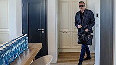 Motoristé se seli na ustavující schzi poslaneckého klubu ve vile v Hostivai....