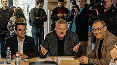 Motoristé se seli na ustavující schzi poslaneckého klubu ve vile v Hostivai....