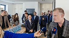 Motoristé se seli na ustavující schzi poslaneckého klubu ve vile v Hostivai....