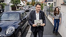 Motoristé se seli na ustavující schzi poslaneckého klubu ve vile v Hostivai....