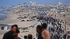 Vysídlení Palestinci se shromaují na pobení silnici poblí Wadi Gaza poté,...