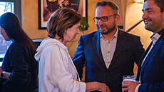 Marian Jureka ve volebním tábu SPOLU v Olomouci, vedle nj starostka Jeseníku...