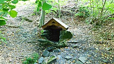 Studánka u Hotejna, kde Jaroslav a Bronislav Knápkovi ukrývali tajné zprávy...