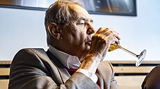 Exprezident Milo Zeman po debatách v pivovaru na Ládví. (2. íjna 2025)