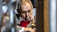 Exprezident Milo Zeman pi debatách v pivovaru na Ládví. (2. íjna 2025)