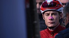 Jonas Vingegaard po odstoupení z hromadného závodu na mistrovství Evropy.