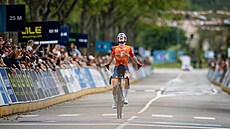 Demi Volleringová slaví v cílové rovince závodu na mistrovství Evropy zlato.