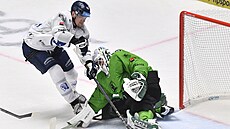 Plzeský útoník Adam Mchura ohrouje mladoboleslavskou bránu Dominika Furcha.