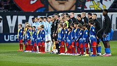 Nástup hrá�� Plzn� a Malmö p�ed za�átkem utkání.