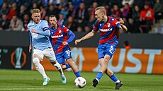 Matj Valenta (32) sleduje práci svého plzeského kolegy Karla Spáila.