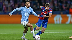 Adrián Skogmar z Malmö a plze�ský úto�ník Denis Vi�inský v souboji o mí�.