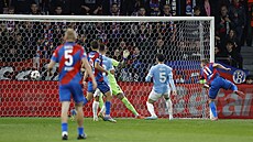 Plzeský kapitán Matj Vydra posílá mí do brány Malmö.