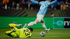 Plze�ský branká� Martin Jedli�ka ma�í �anci Anderse Christiansena z Malmö.