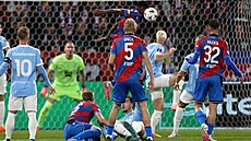 Rafiu Durosinmi ská�e po mí�i v utkání s Malmö.