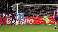 Branká Malmö Robin Olsen se ohlíí za míem, který do jeho sít vyslal Matj...