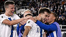 Adam Marhiev slaví gól Finska v utkání s Litvou.