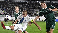 Finský kapitán Joel Pohjanpalo dostává mí z dosahu litevských soupe Justase...