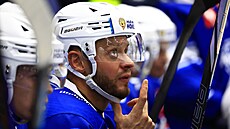 Tomá Zohorna na brnnské stídace pi utkání s Tampere.