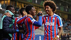 Chris Richards (vpravo) gratuluje Eddiemu Nketiahovi k tref do sít Dynama...