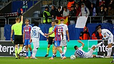 Borna Sosa z Crystal Palace vstebává ervenou kartu, zatímco spoluhrái z...