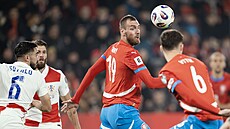 Tomá Chorý se otáí za míem v utkání s Chorvatskem.