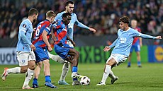 Prince Adu brání mí� p�ed hrá�i Malmö.