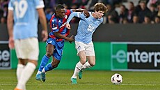 Cheick Souaré a Oliver Berg v souboji o mí�.
