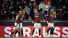 Sparantí hrái slaví trefu Lukáe Sadílka v utkání se Shamrock Rovers.