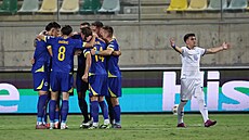 Bosentí hrái slaví vlastní gól kyperského brankáe Neophytose Michaela,...