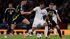 John Souttar a Lewis Ferguson se snaí zastavit akci Vangelise Pavlidise.