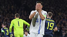 ecký útoník Tasos Bakasetas smutní po promarnné anci.