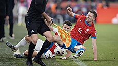 Luká Provod ve skluzu s Ivanem Periiem.