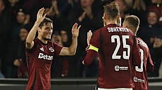 Luká� Sadílek slaví gól Sparty s Pavlem Kade�ábkem a Asgerem Sörensenem.