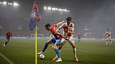 Luká Provod brání mí ped Petarem Suiem.