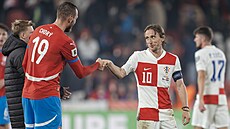 Tomá Chorý se po zápase zdraví s chorvatským kapitánem Lukou Modriem.