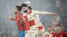 Martin Vitík v hlavikovém souboji s Jokem Gvardiolem.