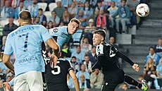 Iago Aspas posílá mí� do brány PAOK Solu� a za�izuje vedení pro Celta Vigo.