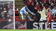 Ani efektní skok aberdeenského brankáe Dimitara Mitova nezabránil Lucasi...