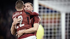 Jan Kuchta v objetí s Luká�em Haraslínem.