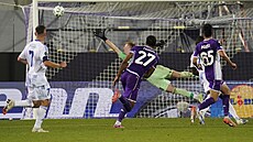 Olomoucký branká� Jan Koutný se marn� natahuje po mí�i, který do jeho sít�...