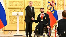 Vladimir Putin pedává státní vyznamenání ruským vítzm paralympijských her v...